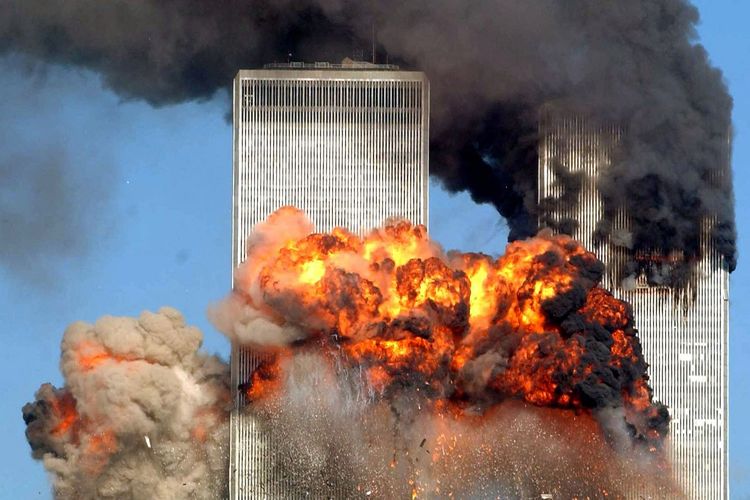 Foto Gedung WTC yang terbakar setelah ditabrak pesawat United Airlines Flight 175 yang dibajak dalam rute dari Boston, saat serangan 11 September 2001 terjadi di New York City, Amerika Serikat.