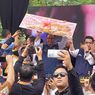Lengser Hari Ini, Anies-Riza Terima Roti Buaya Berukuran Jumbo