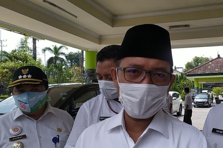 Wakil Bupati Pamekasan, Rajae akan meninjau ulang pemberlakuan new normal dan penegakan disiplin protokol kesehatan penanganan Covid-19 di Pamekasan karena lonjakan kasus sangat tinggi.