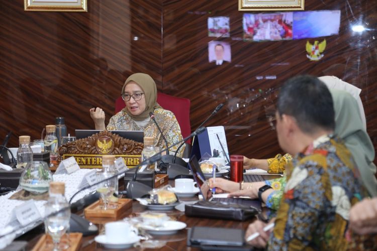 Menteri Pendayagunaan Aparatur Negara dan Reformasi Birokrasi (Menpan RB) Rini Widyantini dalam sebuah rapat.