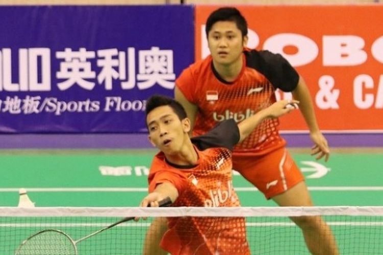 Pasangan ganda putra Indonesia, Wahyu Nayaka Arya Pankaryanira/Ade Yusuf Santoso, mengembalikan kok ke arah Teo Ee Yi/Ong Yew Sin (Malaysia). Ade/Wahyu menang 21-11, 17-21, 22-20 pada partai pertama Kejuaraan Asia Beregu 2017 yang berlangsung di Nguyen Du Cultural Sport Club, Ho Chi Minh City, Vietnam, Kamis (16/2/2017). 