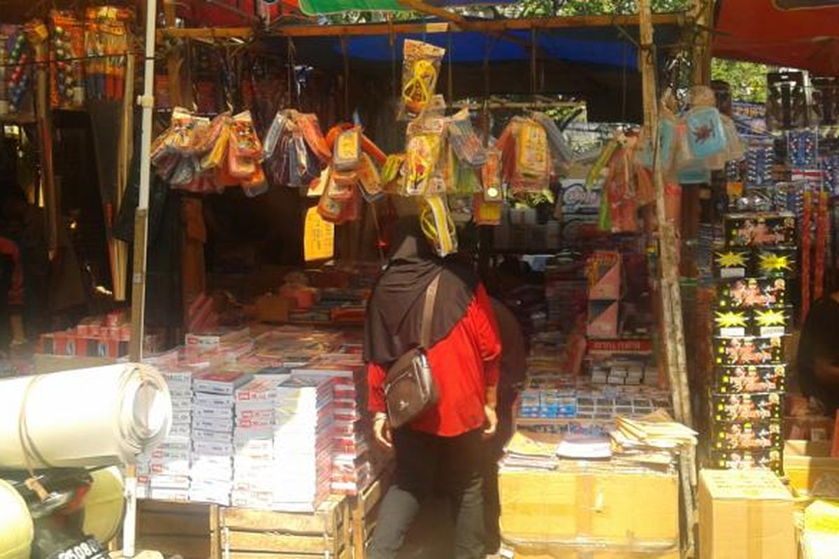Pedagang kaki lima (PKL) di bawah jalan layang Pasar Asemka, Tambora, Jakarta Barat, beberapa waktu lalu.