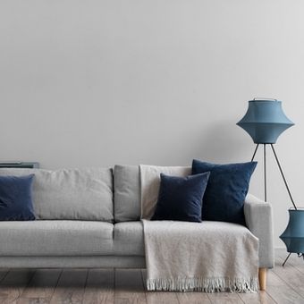 Sofa abu-abu dengan bantal berwarna biru