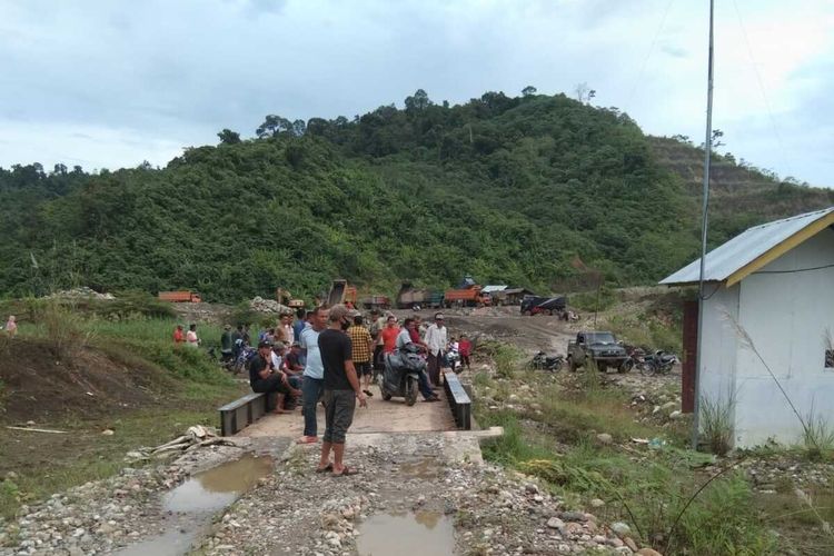 Pemilik lahan di Kecamatan Paya Bakong, Kabupaten Aceh Utara, yang tanahnya diambil untuk material pembangunan Waduk Krueng Keureuto, memblokir jalan, Jumat (22/10/2021).