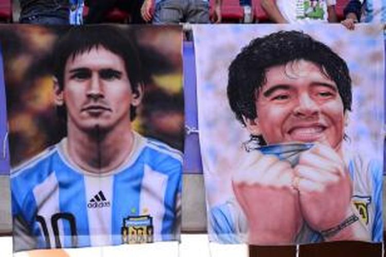 Poster Lionel Messi dan Diego Maradona terpampang di tribun saat Argentina berjumpa Cile pada Copa America 2015 di La Serena (13/6/2015). 