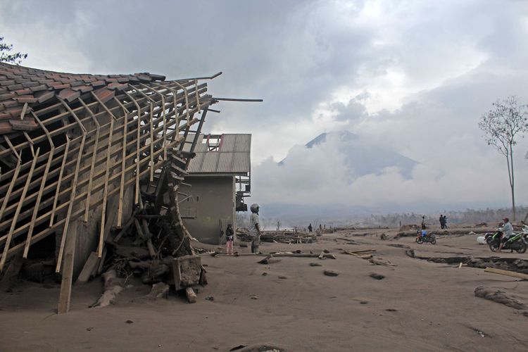 Kerusakan bangunan di Dusun Sumbersari Umbulan, Desa Supiturang, Kecamatan Pronojiwo, Kabupaten Lumajang, Senin (6/12/2021). Kampung itu luluh lantak akibat awan panas dari Gunung Semeru yang mengalami erupsi pada Sabtu (4/12/2021) lalu.