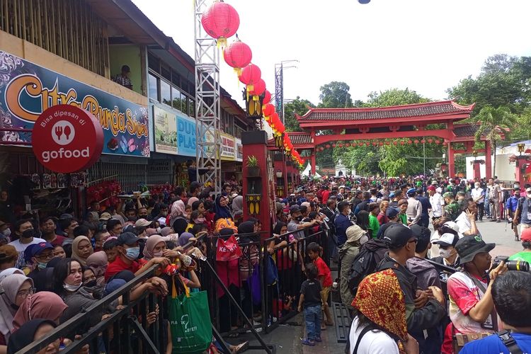 Sepanjang Jalan Suryakencana dan Jalan Siliwangi telah dipadati ribuan orang yang hendak menyaksikan perayaan Cap Go Meh Bogor Street Festival (CGM-BSF) 2023 pada Minggu (5/2/2023).