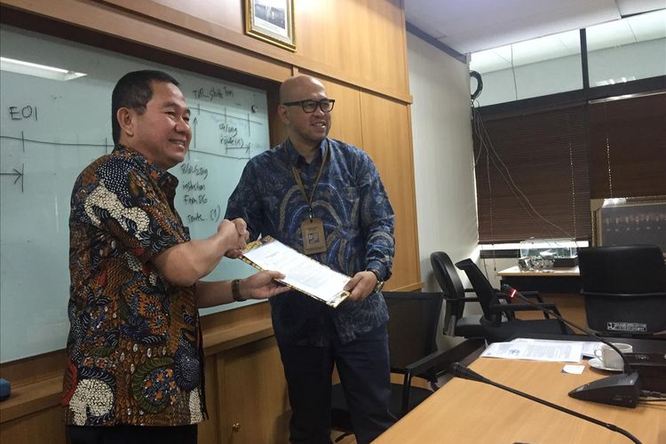 Direktur Perencanaan dan Pengembangan PT PP (Persero) Tbk, M Aprindy  menerima surat penetapan pemenang lelang pengusahaan Tol Semarang-Demak dari Kementerian PUPR yang diserahkan Kepala BPJT Danang Parikesit, Jumat (19/7/2019).