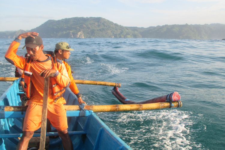 Pencarian SAR satlinmas korwil 1 menggunakan kapal Jukung.