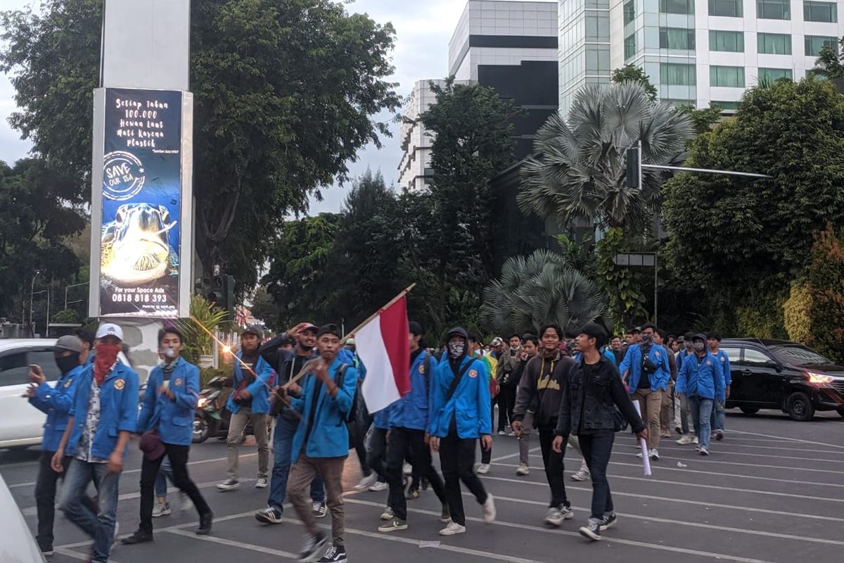Massa terus berdatangan menuju Gedumg DPR dari arah Patal Senayan, Senin (30/9/2019).