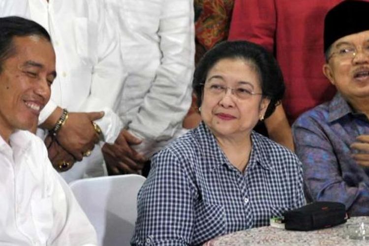 Calon presiden Joko Widodo (kiri) bersama calon wakil presiden Jusuf Kalla dan Megawati Soekarnoputri berkumpul bersama di Jakarta, 22 Juli 2014.