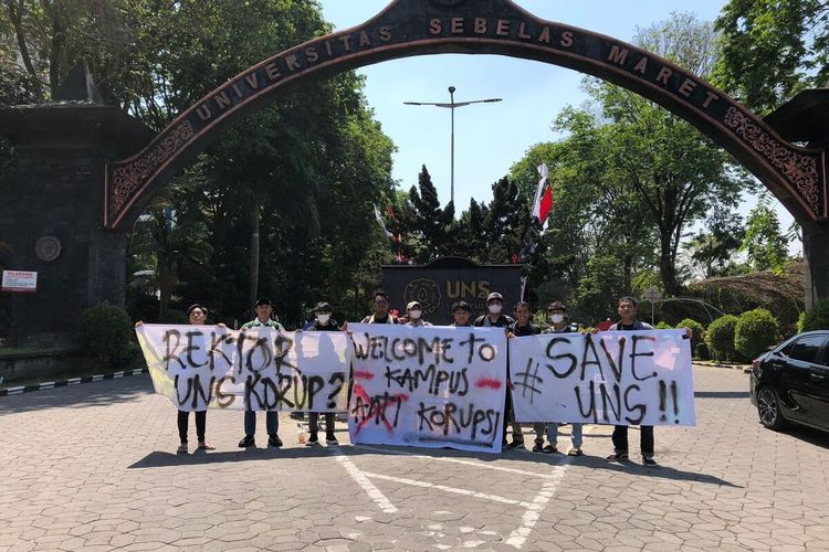 Kedatangan Menteri Pertahanan (Menhan) Prabowo Subianto, sejumlah mahasiswa Universitas Sebelas Maret (UNS) Kota Solo, Jawa Tengah (Jateng), membentangkan spanduk protes kampus dan Rektor korup, pada Kamis (10/8/2023).