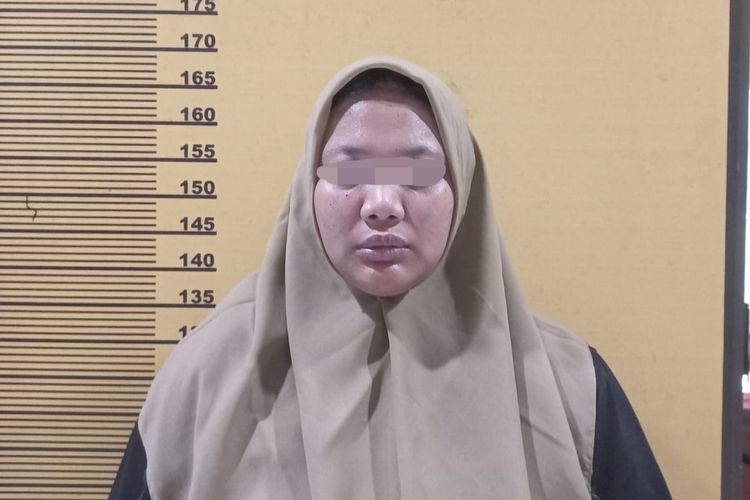 AN (21), wanita muda yang merampok neneknya sendiri saat diamankan di Satreskrim Polres Inhu, Riau, Sabtu (24/2/2024).