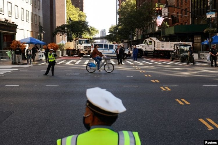 Petugas Departemen Kepolisian New York (NYPD) memblokir jalan-jalan di dekat markas besar PBB selama Sidang Umum PBB ke-77 di New York City, AS, 23 September 2022.