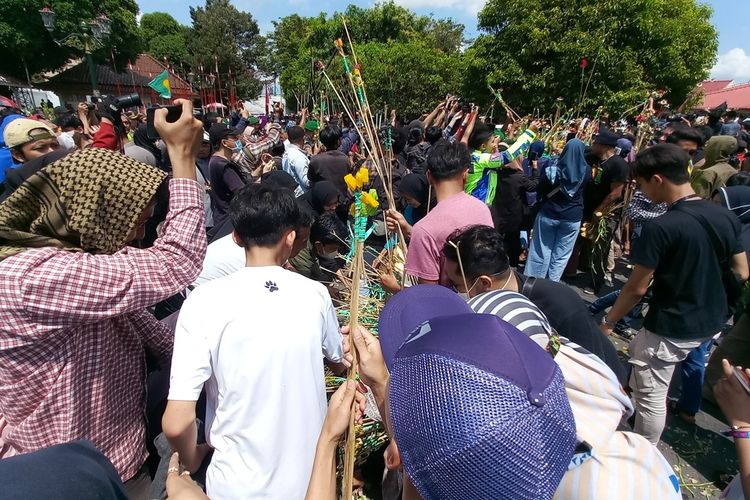 Ratusan warga mulai merayah isi gunungan syawal, sabtu (22/4/2023)