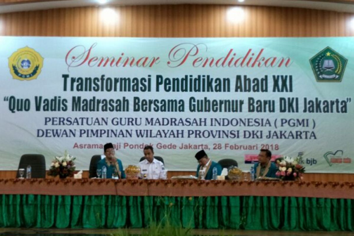 Gubernur DKI Jakarta Anies Baswedan menghadiri seminar pendidikan yang digelar Persatuan Guru Madrasah Indonesia di Asrama Haji Pondok Gede, Rabu (28/2/2018). 