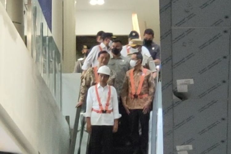 Presiden Joko Widodo meninggalkan Stasiun TMII setelah menjajal kereta LRT Jabodebek dari Stasiun Harjamukti ke Stasiun TMII, Senin (26/12/2022).