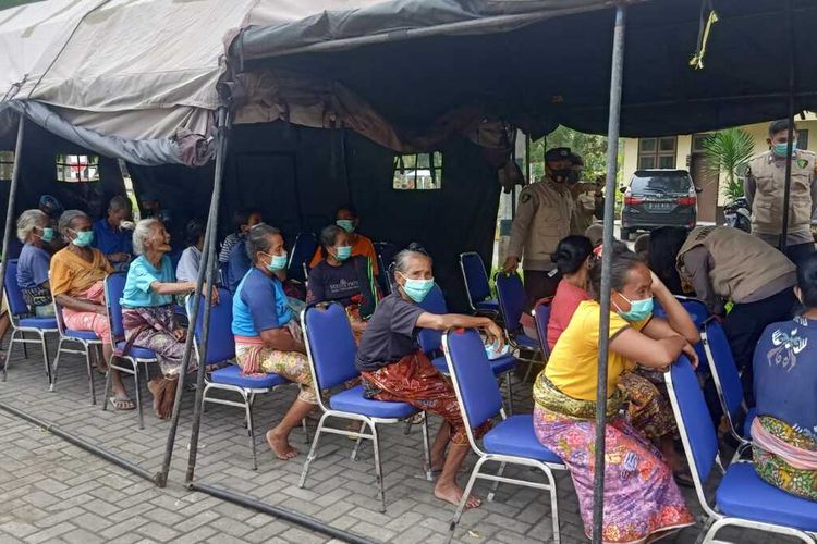 Warga Dusun Ganjar menerima pelayanan kesehatan diberikan kepada Polres Lombok Barat setelah terjadi kericuhan kesalahpahaman saat pawai takbir hari raya idul Fitri