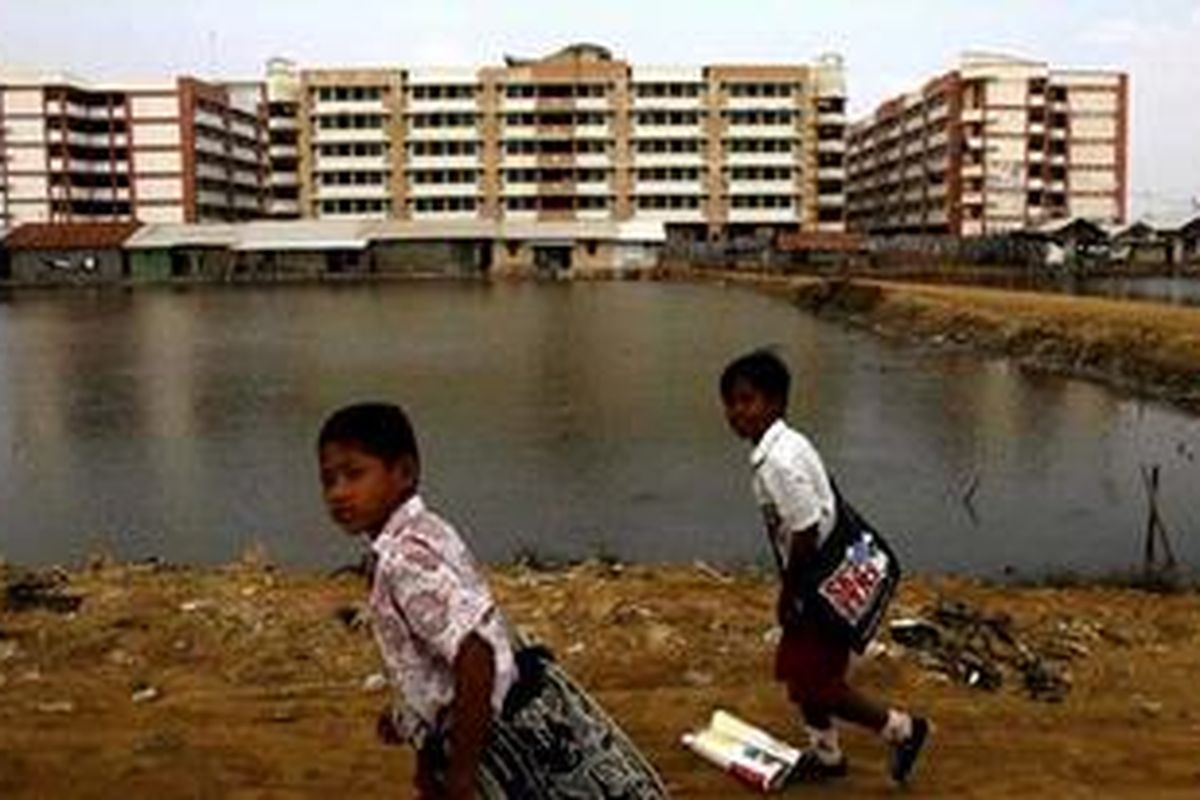 Pelajar melintas di depan bangunan blok yang siap huni di rusun Marunda, Cilincing, Jakarta Utara, Kamis (16/7/2008) silam. Saat itu, lantaran masih minimnya fasilitas pendukung di rusun tersebut membuat penghuninya satu per satu keluar dan pindah ke tempat lain. 