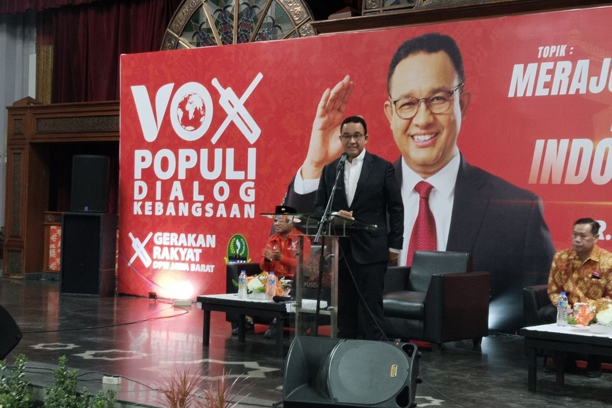 Mantan Gubernur DKI Jakarta, Anies Baswedan, menjadi pembicara dalam Diskusi Kebangsaan Vox Populi yang digelar oleh Gerakan Rakyat di Pusdai, Jalan Diponegoro, Kota Bandung, Rabu (23/7/2025).