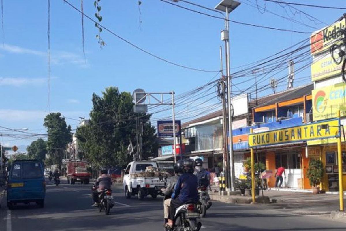 Ilustrasi lalu lintas di Jalan Nusantara, Depok, Jawa Barat.