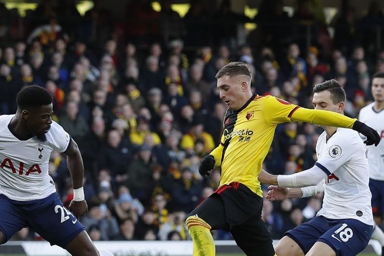 Bek Tottenham Hotspur, Serge Aurier (kiri), berusaha membendung pergerakkan gelandang Watford,, Gerard Deulofeu, dalam pertandingan Liga Inggris di Vicarage Road Stadium, Sabtu (18/1/2020). 