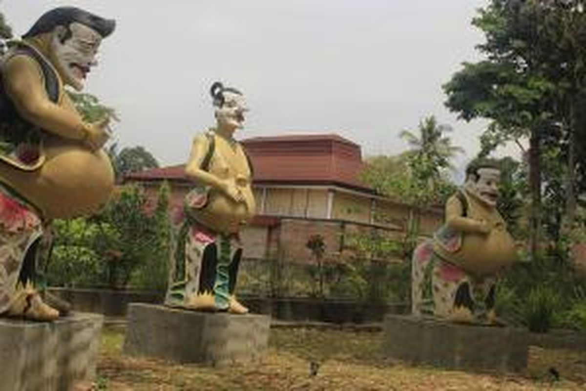 Kichkina ogli onasining qolini tiqdi Osiyo guruh jinsiy aloqasini tomosha qiling