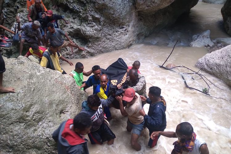 Jenazah Vices Nae (40), ibu rumah tangga asal Desa Pisan, Kecamatan Amanuban Timur, Kabupaten Timor Tengah Utara (TTU), Nusa Tenggara Timur (NTT), ditemukan tewas terseret banjir