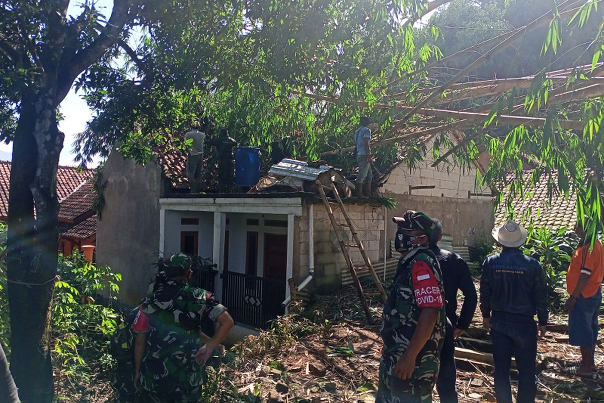 Sebuah rumah di Desa Cikancung Kecamatan Cikancung Kabupaten Bandung tertimpa material pohon bambu akibat angin puting beliung yang terjadi Sabtu (12/3/2022) kemarin