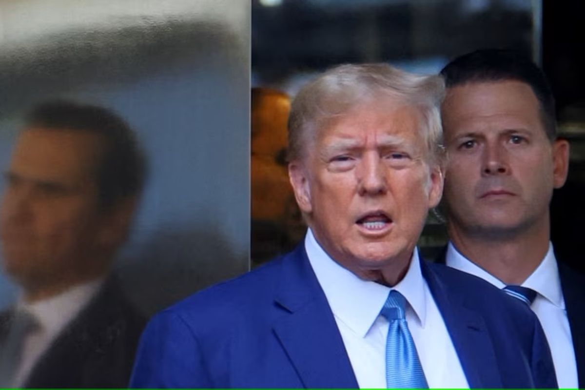 Mantan Presiden AS Donald Trump berangkat dari Trump Tower untuk memberikan deposisi kepada Jaksa Agung New York Letitia James yang menggugat Trump di New York City, AS, 13 April 2023.