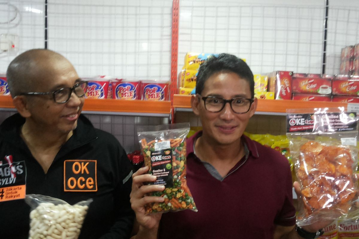 Calon wakil gubernur DKI Jakarta nomor pemilihan tiga Sandiga Uno didampingi Alex Asmasoebrata saat acara peresmian sebuah minimarket yang diberi nama OK-OCE Mart di Jalan Cikajang, Kebayoran Baru, Jakarta Selatan, Sabtu (1/4/2017) 