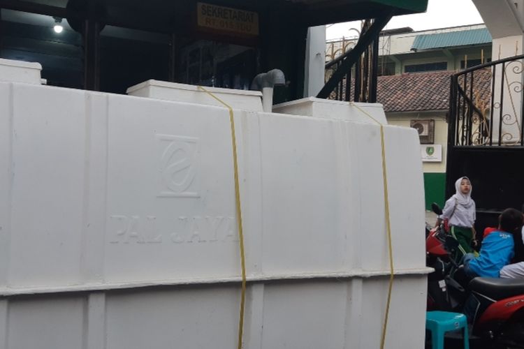 Tangki septic tank dari PAL Jaya untuk warga Tanjung Duren Utara sudah tiba pada Selasa (8/10/2019).