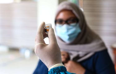 Vaksinasi covid-19 warga perumahan Griya Melati, Bogor, Selasa (15/6/2021). Pemkot Bogor sebelumnya memberlakukan karantina wilayah atau lockdown di Perumahan Griya Melati akibat 90 warga perumahan ini positif covid-19.