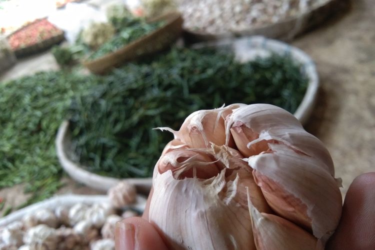 Harga bawang putih di pasar tradisional di Karawang Rp 55.000 per kilogram.