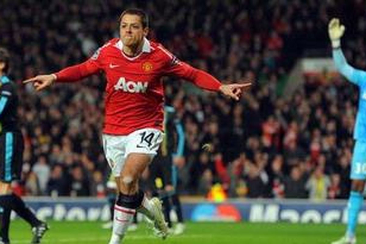 Penyerang Manchester United, Javier "Chicharito" Hernandez, merayakan golnya ke gawang Marseille, pada leg kedua 16 besar Liga Champions, di Old Trafford, Selasa (15/3/2011).