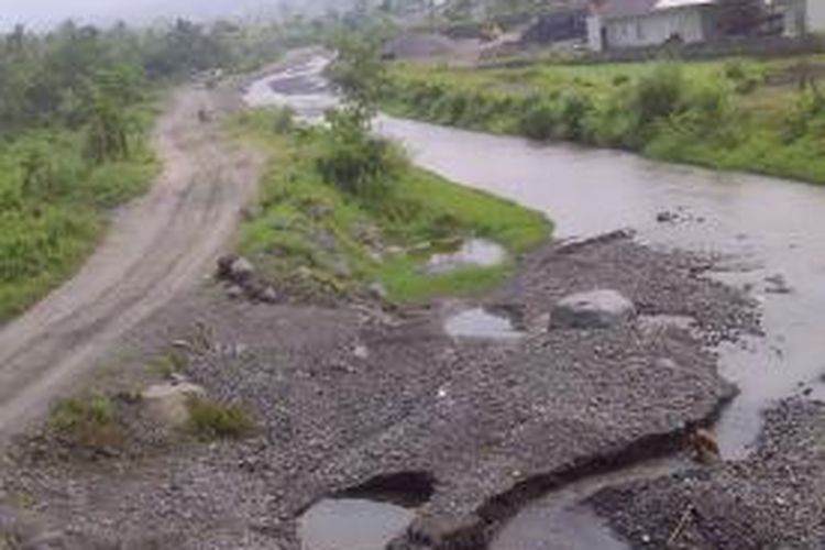 Sungai Cibanjaran di bawah kaki Gunung Galunggung, mengalami penyempitan akibat aktivitas tambang pasir Galunggung, Rabu (4/6/2014).