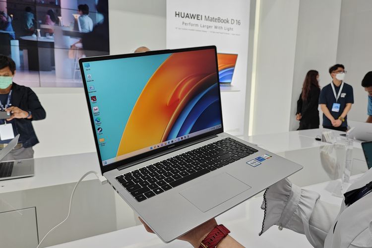 Huawei MateBook D16 dipajang di area Media Experience Zone saat acara Huawei APAC Smart Office Launch 2022 berlangsung di Bangkok International Trade & Exhibition Centre (BITEC), Bangkok, Thailand pada Rabu (27/7/2022).
