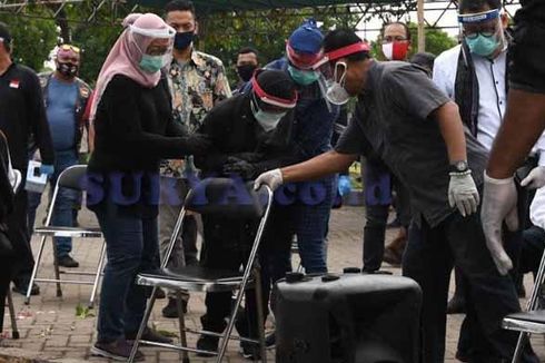 Saat Air Mata Risma Tak Terbendung Lepas Kepergian Kepala DP5A Surabaya