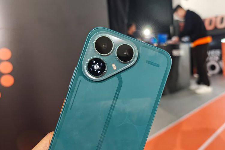 Saya Coba Langsung Tecno Pova 8 5G, Smartphone Futuristik yang Punya Layar Mini Unik