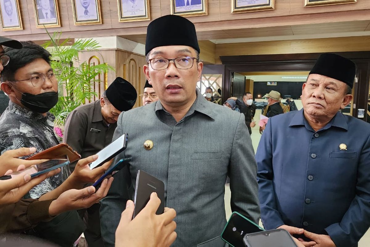 Gubernur Jawa Barat (Jabar) Ridwan Kamil saat Sosialisasi Regulasi dan Konsolidasi Komisi Pemilihan Umum (KPU) provinsi dan kabupaten atau kota se-Jabar di Harris Hotel and Convention Festival, Peta 241 Pasir Koja, Kota Bandung, Rabu (12/10/2022).
