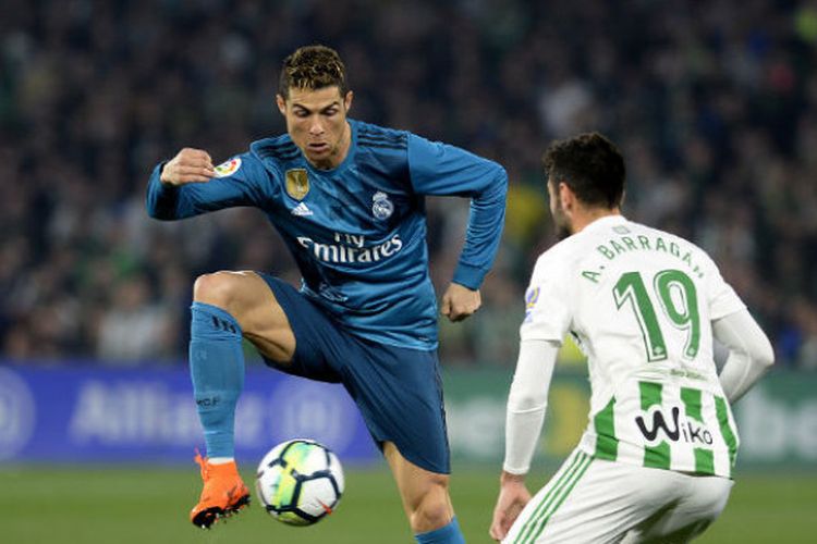 Aksi bintang Real Madrid, Cristiano Ronaldo (kiri), saat memperkuat timnya melawan Real Betis pada pertandingan pekan ke-24 Liga Spanyol di Stadion Benito Villamarin, Spanyol, Minggu (18/2/2018).