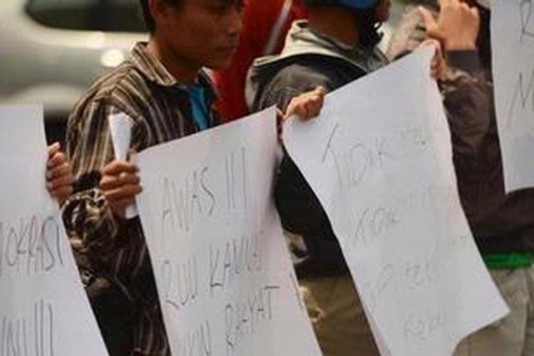 Aktivis yang tergabung dalam Lingkar Studi Mahasiswa berunjuk rasa di Jalan Pahlawan, Kota Semarang, Jawa Tengah, Jumat (2/11/2012). Mereka menuntut kepada pemerintah agar segera menuntaskan polemik RUU Kamnas yang dikhawatirkan akan memasung demokrasi.
