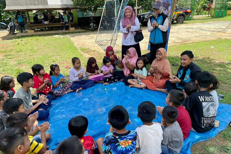 Kolaborasi petugas Dinas Sosial Jawa Timur dan Dinas KBPPPA dalam memberikan trauma healing bagi anak-anak korban gempa di Pulau Bawean, Gresik, Jawa Timur, Rabu (27/3/2024).