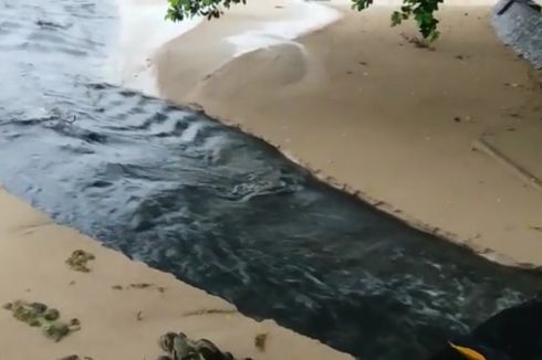 Pantai di Carita Tercemar Aliran Sungai Berwarna Hitam, Begini Penjelasan Camat