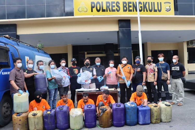 Sat Reskrim Polres Bengkulu dan Polsek Kampung Melayu, Kota Bengkulu mengungkap sindikat pengoplos 10 ton minyak mentah dioplos menjadi  solar, Jumat (9/9/2022).