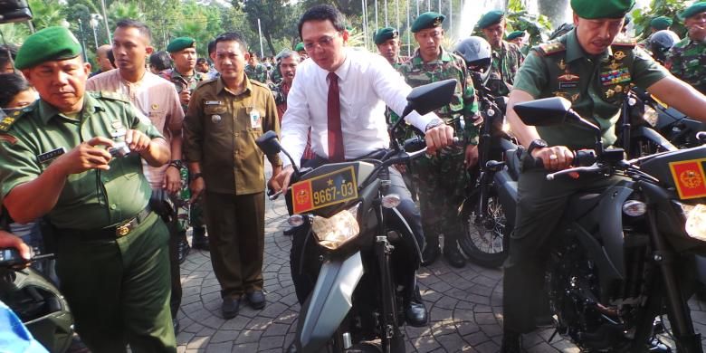 Gubernur DKI Jakarta Basuki Tjahaja Purnama menaiki motor Kawasaki Kawasaki D-Tracker 250 CC yang dihibahkan DKI kepada Kodam Jaya, di Balai Kota, Jumat (7/8/2015). 