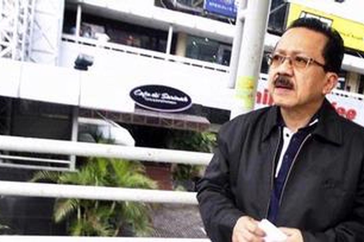 Gubernur DKI Jakarta Fauzi Bowo saat melihat langsung pembangunan saluran air di perempatan Sarinah, Jalan MH Thamrin, Jakarta Pusat, Selasa (26/10/2010).