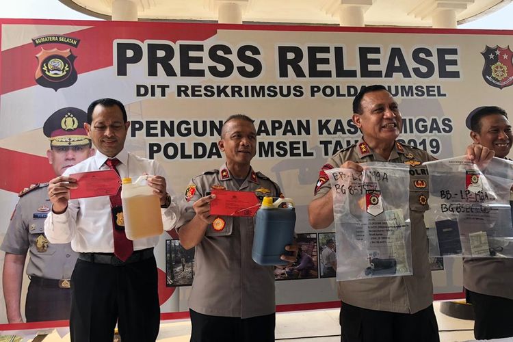 Kapolda Sumatera Selatan Irjen Pol Firli Bahuri menunjukkan barang bukti minyak ilegal asal Kabupaten Musi Banyuasin (Muba). Sepanjang 2019, Polda Sumsel telah menggagalkan pengiriman minyak mentah ilegal sebanyak 334, 97 ton.