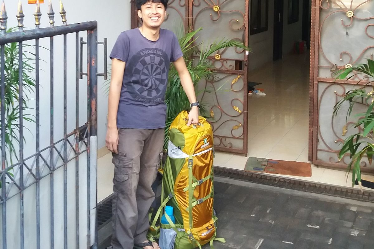 Reza Nufa ketika akan berangkat berjalan kaki ke Gunung Rinjani, Lombok, dari Ciputat Timur, Tangerang Selatan.