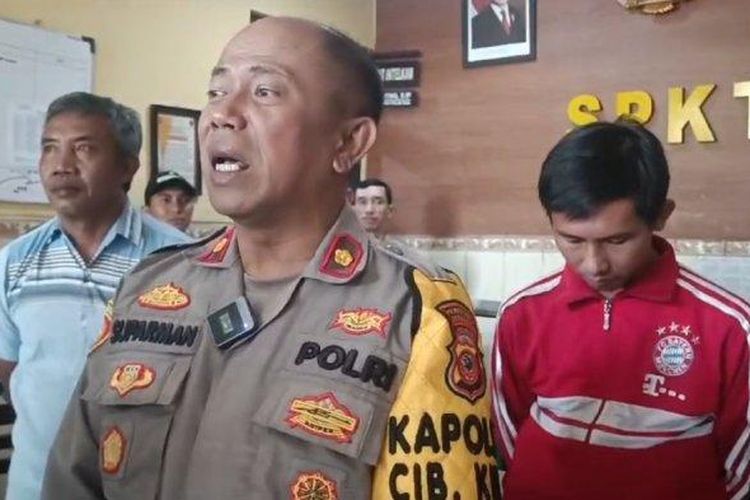 Kapolsek Cibeunying Kidul, Kompol Suparman saat menjelaskan soal dugaan pungli yang dilakukan tukang ojek pangkalan dengan dalih mengawal bus pariwisata yang akan ke Kafe De Tuik, Rabu 5 Februari 2025. 

